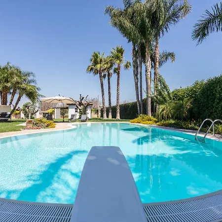 House In Con Piscina