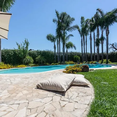 House In Con Piscina