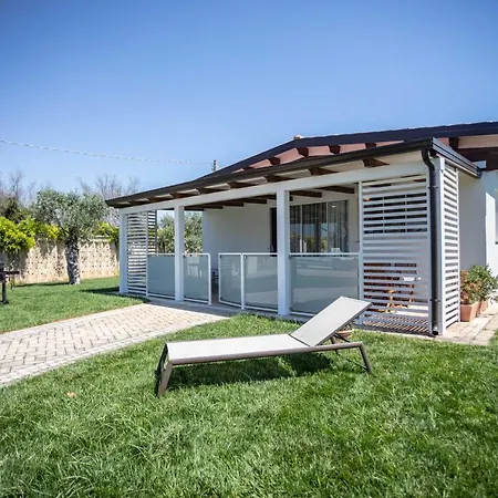 House In Con Piscina Holiday home